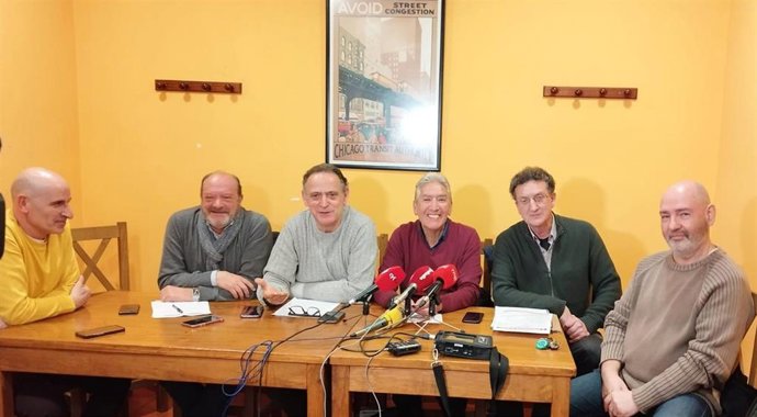 El exsubdelegado del Gobierno en Valladolid Cecilio Vadillo (tercero por la izquierda) y otros cinco militantes del PSOE han anunciado que se han dado de baja del partido y estudian una candidatura electoral en defensa del proyecto de soterramiento.