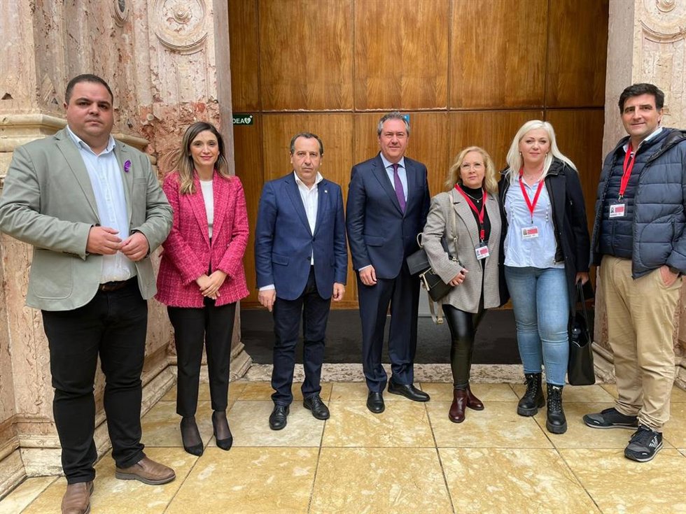 El secretario general del PSOE de Andalucía, Juan Espadas, con Lidia Maljarenko y Rosa Luque de Aspyo y Pedro Lendínez de la plataforma Más Visibles, familiares y pacientes de dolencias raras