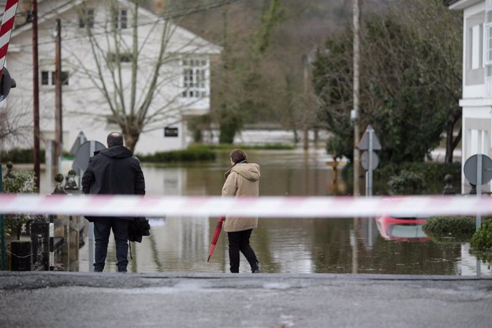 Archivo - Vista de un coche inundado, a 17 de enero de 2023, en Begonte, Lugo, Galicia (España). Según la información recibida mediante los sistemas de control y seguimiento, se han superado los umbrales establecidos y varios ríos presentan un crecimien