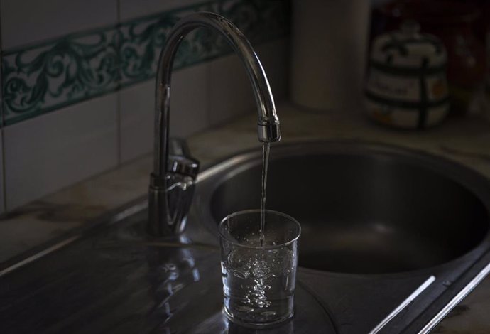 Archivo - Imágenes de recurso de un grifo de agua para uso doméstico goteando. A 25 de agosto de 2022, en Sevilla (Andalucía, España).