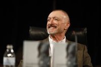 Pérez-Reverte bromea sobre la tilde de 'solo' a su salida de la RAE: "No sé de qué me habla"