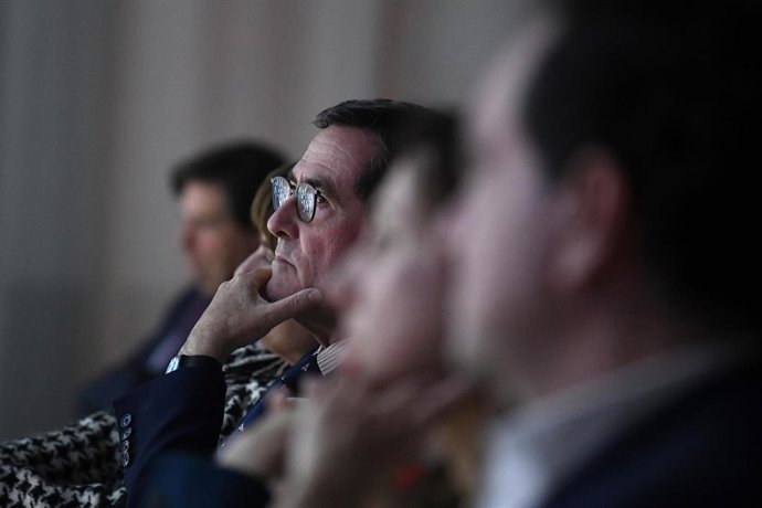 El presidente de la CEOE, Antonio Garamendi, durante el IV Encuentro SANFI Alumni, en la sede del banco Santander, a 9 de marzo de 2023, en Madrid (España).