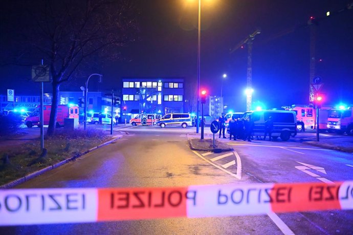 09 March 2023, Hamburg: Police officers and helpers at the scene, where shots have been fired. Photo: Jonas Walzberg/dpa