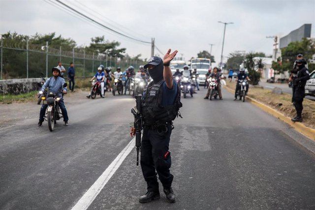 Archivo - 22 January 2023, Mexico, Veracruz: Police officers secure the area where a serious armed clash occurred in the Mexican city of Veracruz, killing several people, including two minors. Photo: Felix Marquez/dpa