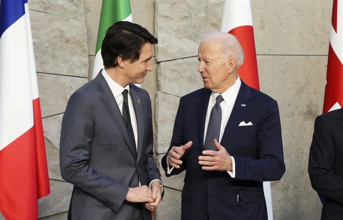 Archivo - El presidente de Estados Unidos, Joe Biden, y el primer ministro de Canadá, Justin Trudeau, en una conversación durante una reunión del G7.