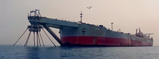 Archivo - Barco en descomposición en el Mar Rojo frente a las costas de Yemen