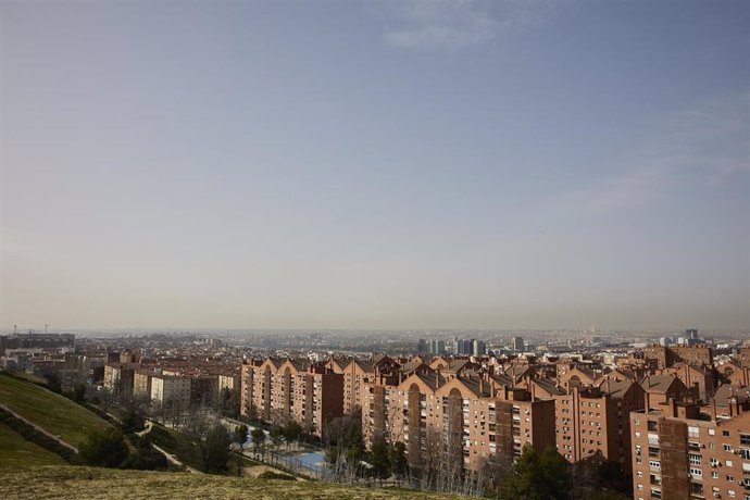 Archivo - Imagen de la boina de contaminación en Madrid, a 10 de febrero de 2022, en Madrid (España). Madrid es la única ciudad española que sigue incumpliendo los niveles permitidos por Europa para dióxido de nitrógeno, que causa  más de 2.000 muertes 