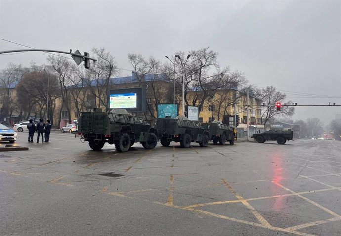 Archivo - Despliegue de las fuerzas de seguridad durante las protestas en Almaty (Kazajistán)