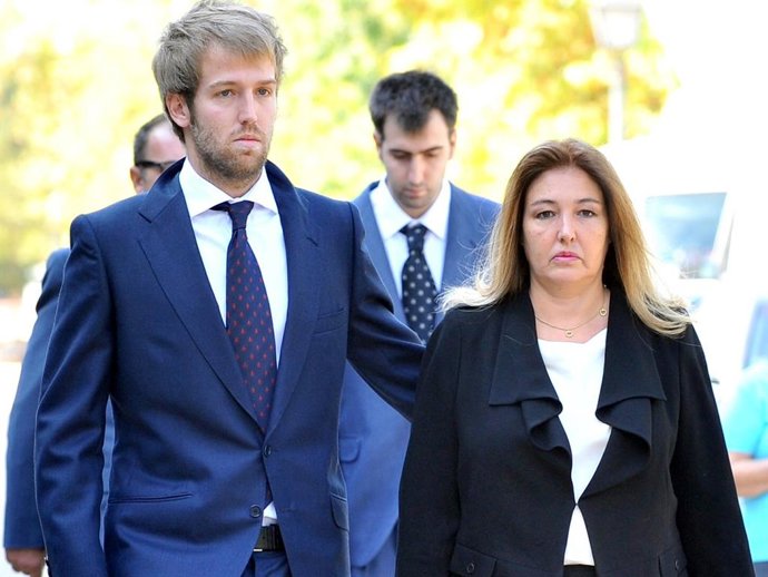 Archivo - Laura Boyer y uno de sus hijos en una imagen de archivo