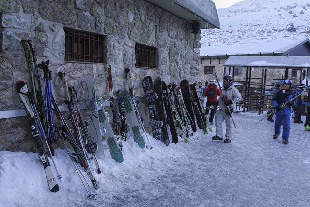 Archivo - Esquís y tablas de snow en la estación de Valdesquí