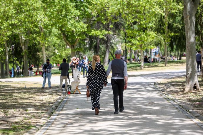 Archivo - Una pareja camina por un parque