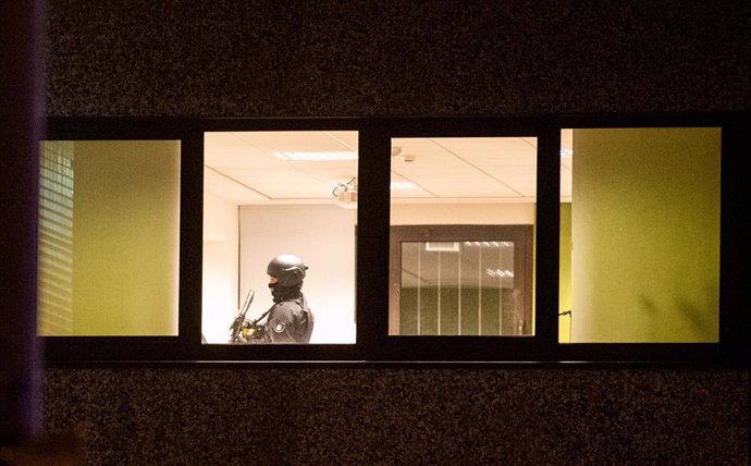 Un policía en el interior del centro religioso de los Testigos de Johavá de Hamburgo tras el tiroteo.