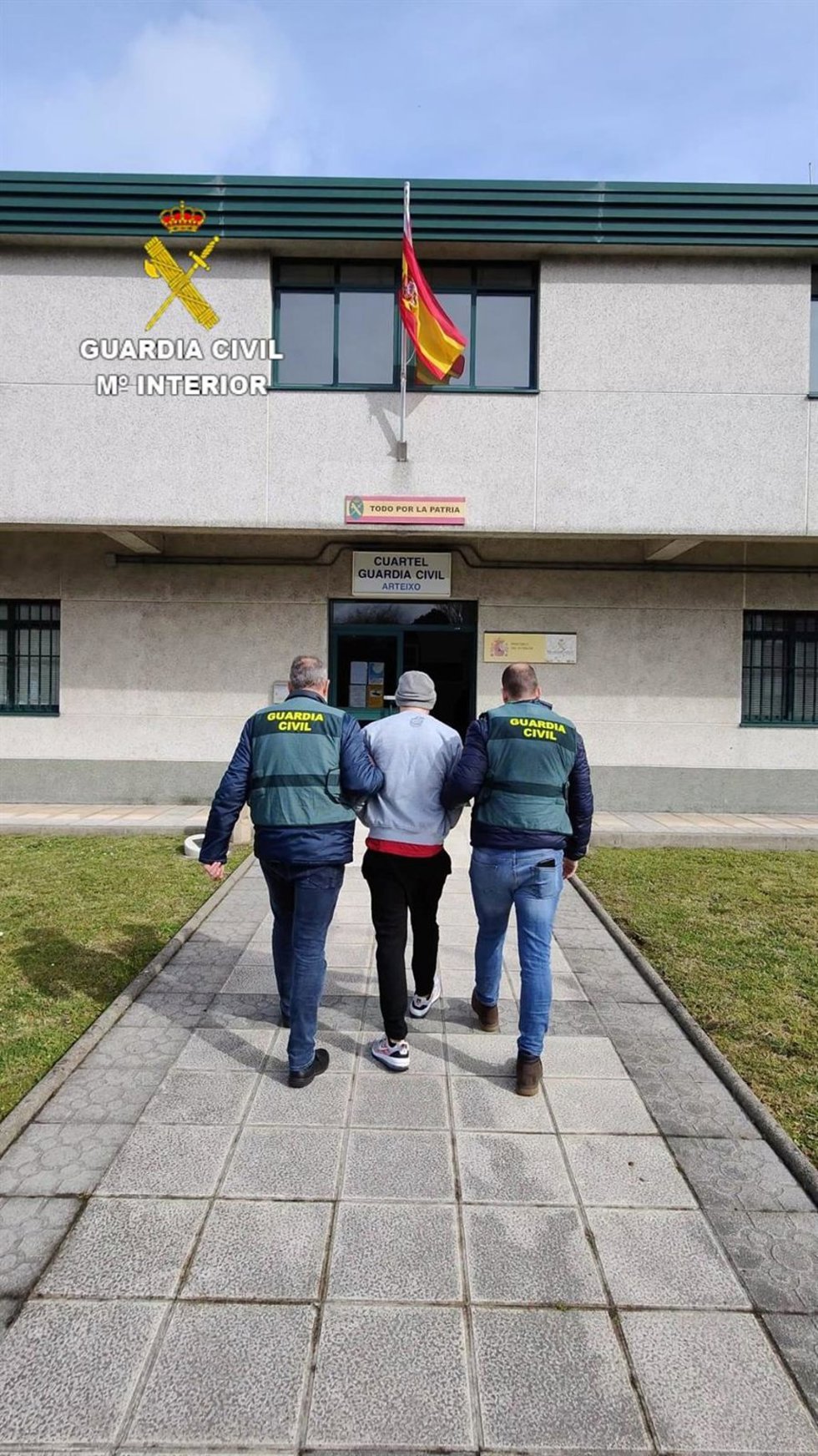 La Guardia Civil con el vecino de Arteixo (A Coruña) detenido por asaltar varias gasolineras de la provincia.