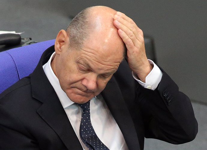 08 February 2023, Berlin: German Chancellor Olaf Scholz follows the speeches after the Chancellor's government statement in the German Bundestag. Photo: Wolfgang Kumm/dpa