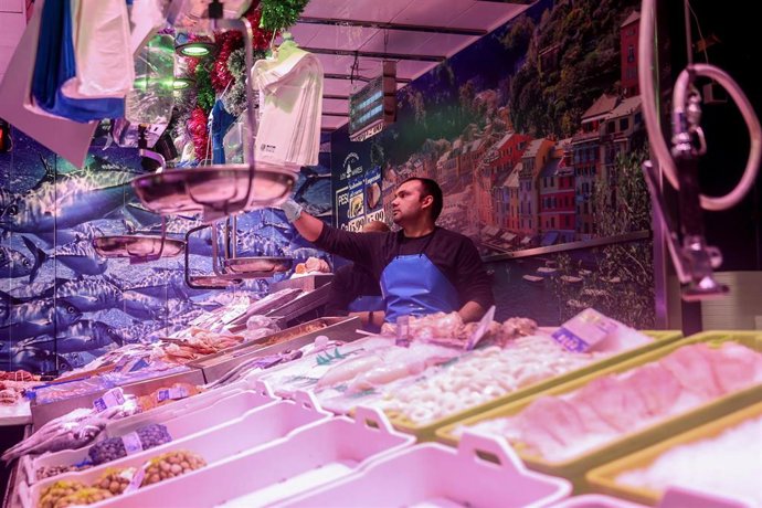 Archivo - Un pescadero en un mercado
