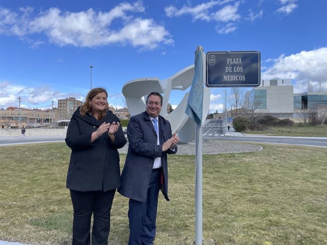 El presidente del Colegio de Médicos y alcaldesa, ante la nueva placa de la plaza .