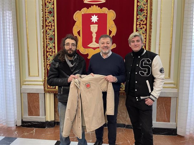 El alcalde Darío Dolz recibe a los conquenses Santiago David Domínguez Solera y Dorian Sanz Esteban