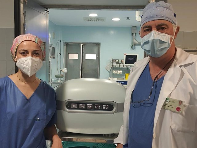 Profesionales sanitarios con una máquina de preservación de riñones usada en los trasplantes renales.