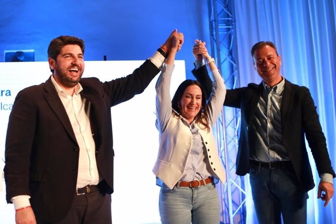 De izquierda a derecha, el presidente del PP de la Región de Murcia, Fernando López Miras; Remedios Lajara, candidata del partido a la Alcaldía de Yecla en las elecciones municipales del 28 de mayo de 2023, y Marcos Ortuño, presidente del PP de Yecla.