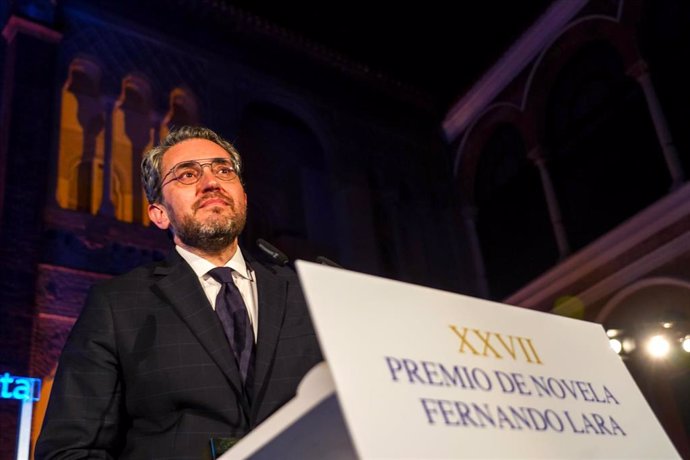 Archivo - El escritor Máximo Huerta, que se ha presentado con el seudónimo de Luis del Remedio, ha resultado ganador de la XXVII edición del Premio de Novela Fernando Lara con la obra 'Adiós pequeño'.