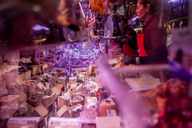 Archivo - Quesos en el mostrador de la tienda de comestibles ‘Los Mares Alimentación’, en el barrio de Prosperidad, a 24 de diciembre de 2022, en Madrid (España). 