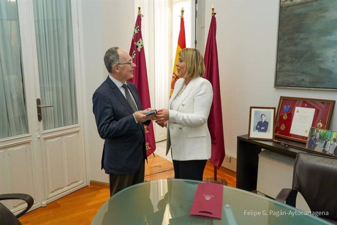 La alcaldesa de Cartagena, Noelia Arroyo, recibe al secretario de Estado de la Unión Europea (UE), Pascual Ignacio Navarro