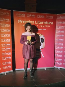 La escritora de la obra, Azucena Alfonso, recoge el 'Premio Gunis' en el Teatro Pathé de Sevilla.