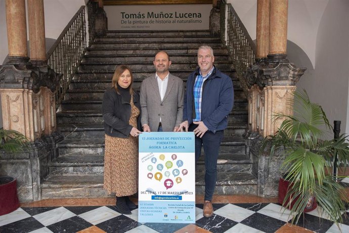 El delegado de Empleo de la Diputación de Córdoba, Miguel Ruz (centro), en la presentación de Ágora La Carlota.