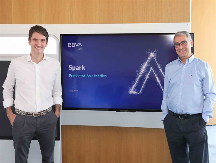 Archivo - El responsable de BBVA Spark, Roberto Albadalejo, y el responsable global de Soluciones de Cliente de BBVA, David Puente, durante la presentación de la nueva unidad de negocio especializada en startups.