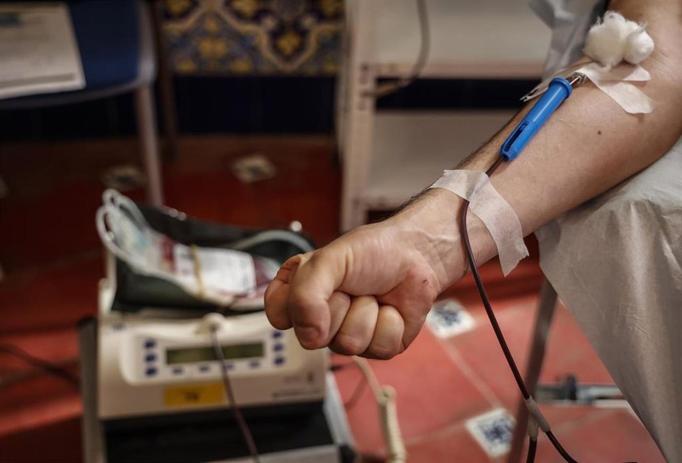 Archivo - Una persona dona sangre durante la presentación de la campaña de verano de donación de sangre, en el Hospital Malvarrosa, a 29 de junio de 2022, en Valencia, Comunidad Valenciana (España). La campaña ha sido organizada por el Centro de Transfu