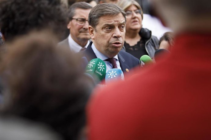 El ministro de Agricultura, Luis Planas, en declaraciones a la prensa después de la visita a el  Merca 80 en Granada. 
