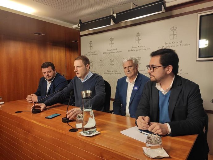 Adrián Pumares, segundo por la izquierda