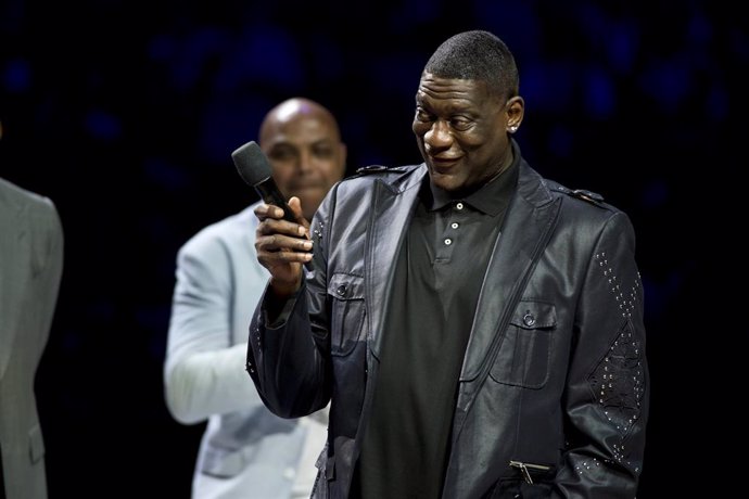 Archivo - 10 April 2019, US, Dallas: Retired American basketballer Shawn Kemp (R), speaks during the honouring ceremony of Dallas Mavericks' Dirk Nowitzki (not pictured) on the occasion of the last home game of his career against Phoenix Suns at the Ame