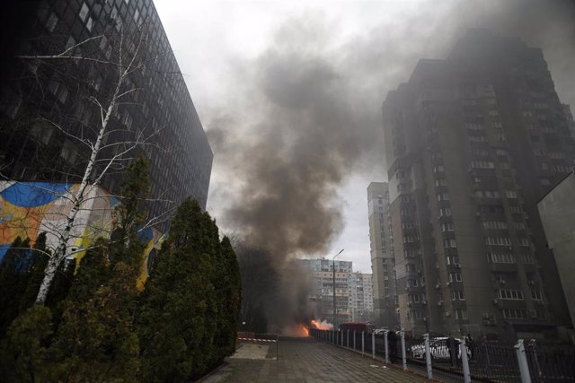 Humo tras un ataque ruso sobre una zona residencial de Kiev