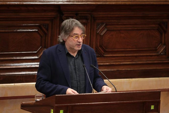 El diputado de Junts Jordi Munell interviene en el pleno de Presupuestos de la Generalitat este viernes en el Parlament.