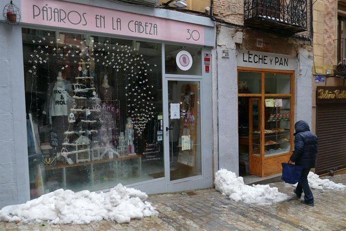 Archivo - Comercio de la calle Tornerías.