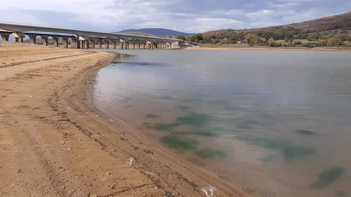 Archivo - Pantano del Ebro afectado por la falta de recursos hídricos. 