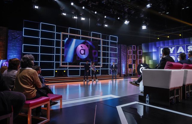 Archivo - El director general d'À Punt, Alfred Costa (c), presenta la nueva temporada 2023