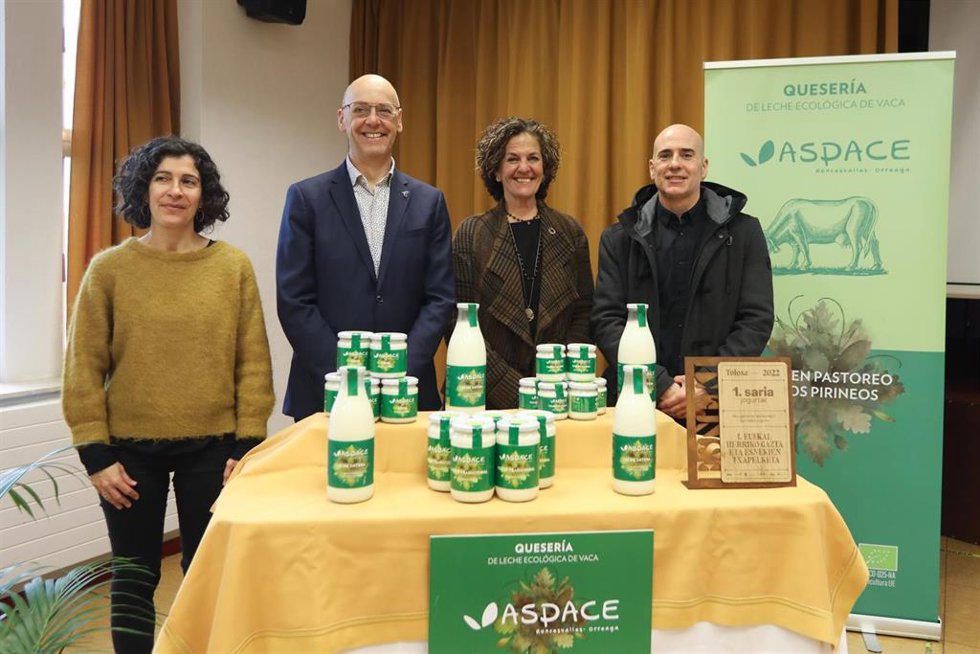 Natalia Bellostas, directora gerente de Intia; el director de Relaciones Institucionales de EROSKI, Josean Yela, la consejera Iztiar Gómez; y el presidente de Aspace Navarra, David Erice, junto a los productos elaborados por Aspace