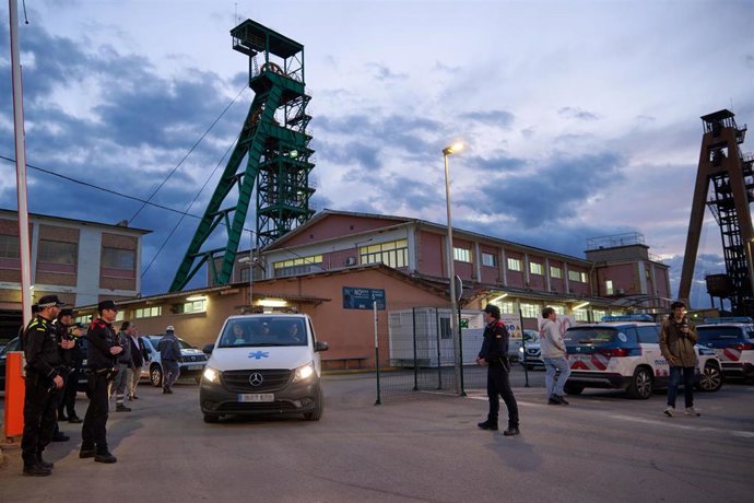 El furgón de la funeraria con los cadáveres de los trabajadores que han fallecido por un desprendimiento de liso en una mina, a 9 de marzo de 2023, en Súria, Barcelona, Cataluña, (España). 