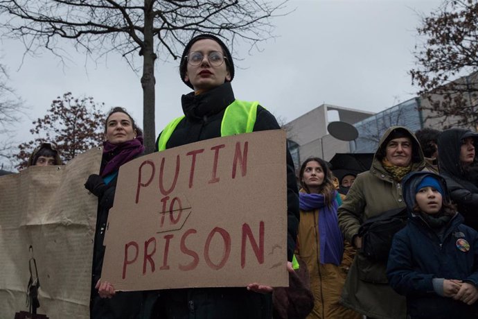 Pancarta contra Vladimir Putin en una manifestación en Berlín en apoyo a las protestas en Georgia