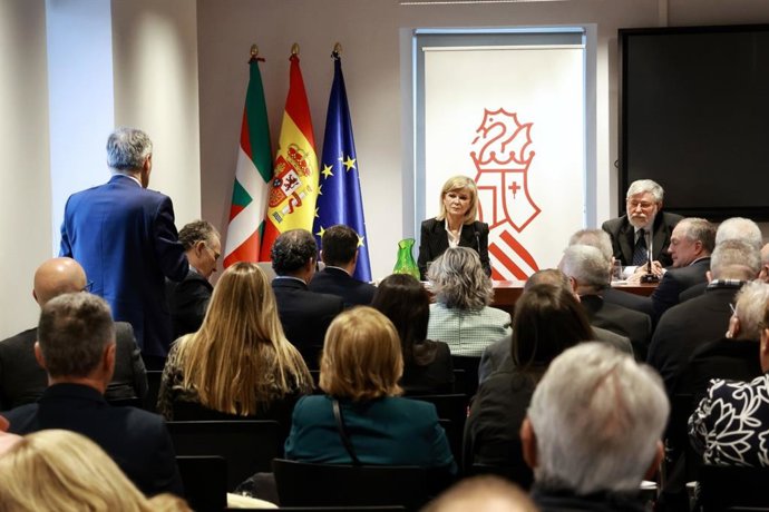 Gabriela Bravo ha mantenido un encuentro con colectivos de damnificados en el Centro Memorial de las Víctimas del Terrorismo de Vitoria-Gasteiz