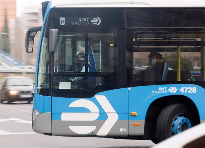 Archivo - Varias personas con mascarilla dentro de un autobús de la EMT, en las inmediaciones de Plaza de Castilla, a 7 de febrero de 2023, en Madrid (España). 