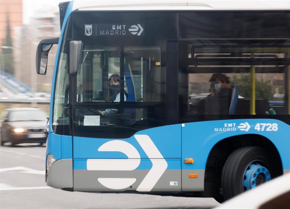 Archivo - Varias personas con mascarilla dentro de un autobús de la EMT, en las inmediaciones de Plaza de Castilla, a 7 de febrero de 2023, en Madrid (España).