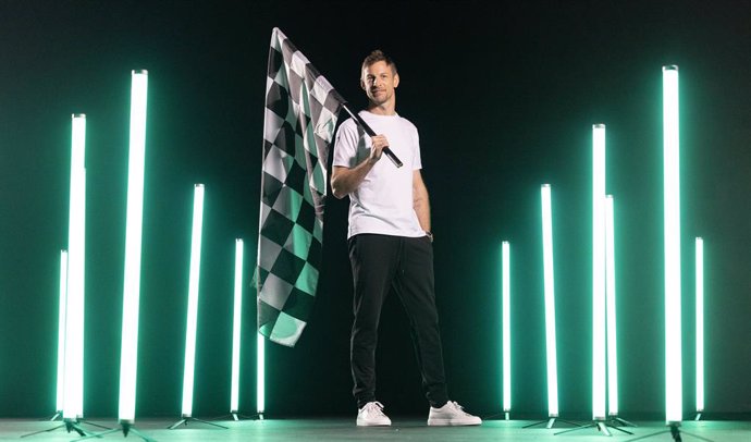 28 February 2023, United Kingdom, London: British race car driver Jenson Button celebrates after breaking the Guinness World Record for the Batak reflex reaction test. Photo: Matt Alexander/PA Wire/dpa
