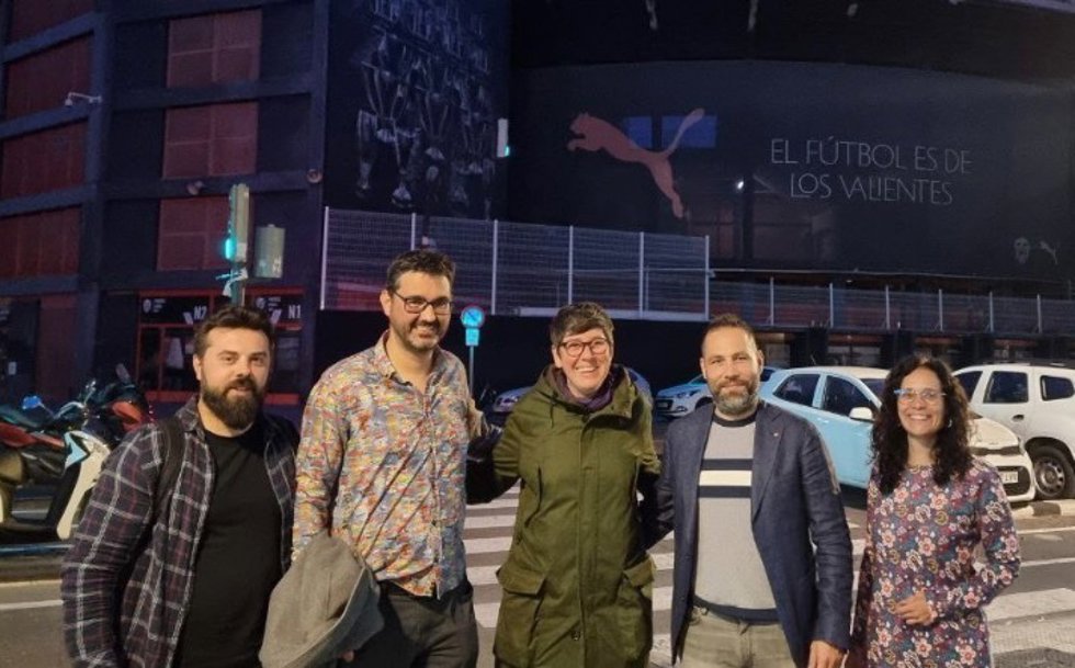 La candidata a la alcaldía de Valncia por Podem, Pilar Lima, (c), se reúne con representantes de la plataforma Livertad VCF
