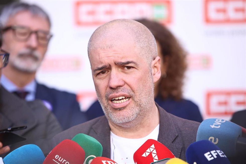 El secretario general de CCOO, Unai Sordo, atiende a los medios en Cádiz.