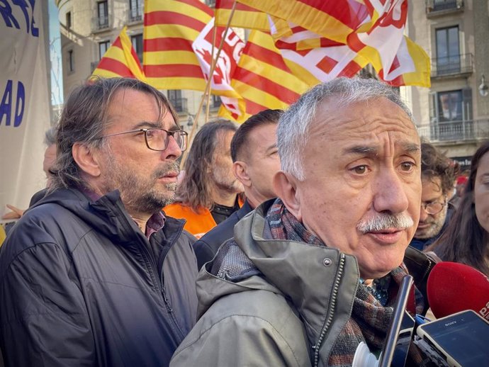 El secretario general de UGT Pepe Álvarez junto al secretario general del sindicato en Catalunya Camil Ros este viernes en Barcelona