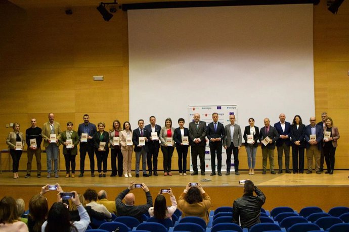 El consejero Marcos Ortuño y los directores generales de Informática y Transformación Digital, Javier Martínez, y de Patrimonio Cultural, Pablo Braquehais, junto con representantes de los ayuntamientos que han recibido los documentos digitalizados