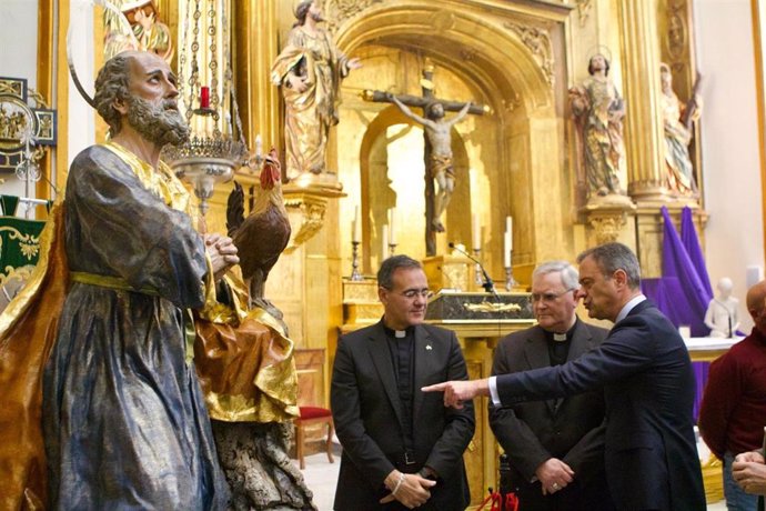 La imagen de San Pedro Apóstol ha regresado a la parroquia de Murcia una vez realizados los trabajos de restauración